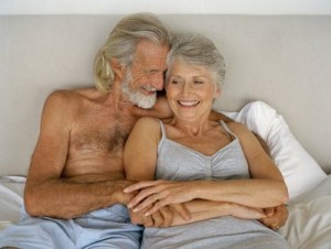 anziani che amoreggiano