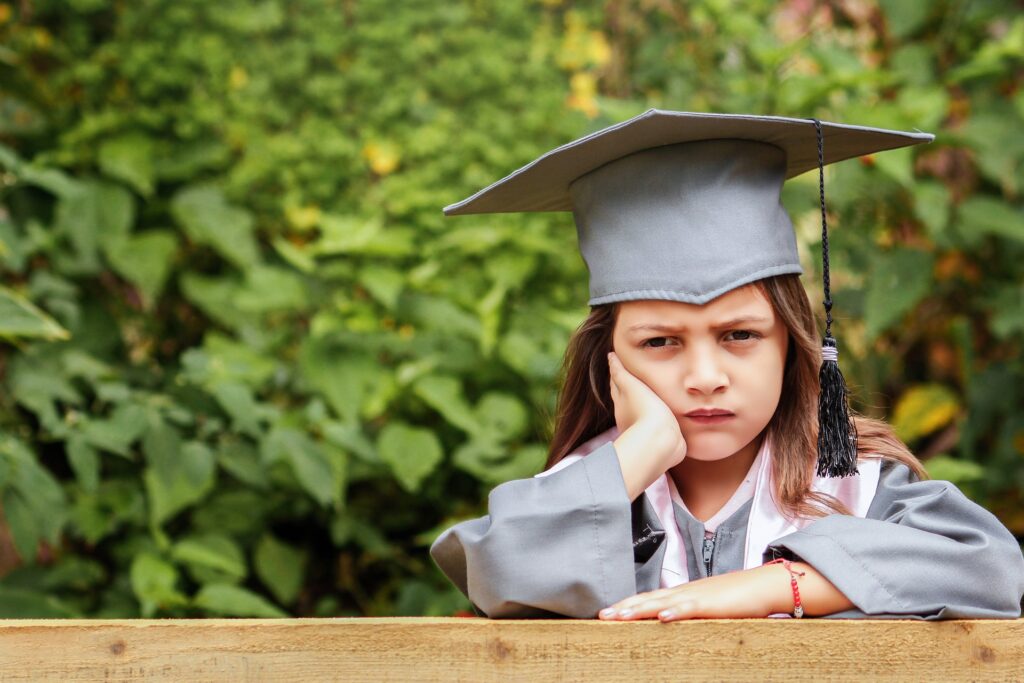 Giovani donne guadagnano la metà degli uomini